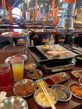 필리핀 마닐라 말라테 24시간 맛집 삽겹까나 내부 고기와 반찬과 테이블 골드바 에이전시
