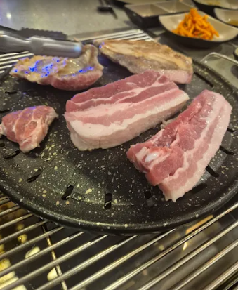 마닐라 말라테 24시간식당 통큰 정육식당 불판과 삼겹살