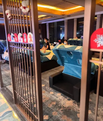 마닐라 파사이 루오시티 스파에서 마사지를 받고 있는 사람들
