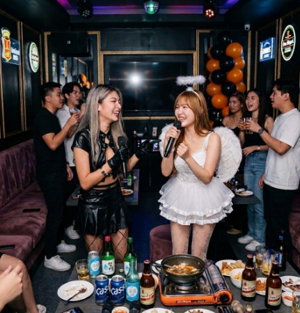 필리핀 마닐라 말레테 JTV The W JTV 내부 코스플레이어 여자들과 함께