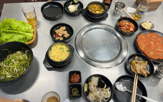 필리핀 마닐라 말라테 맛집 홍이 식당의 수 많은 반찬들 골드바 에이전시