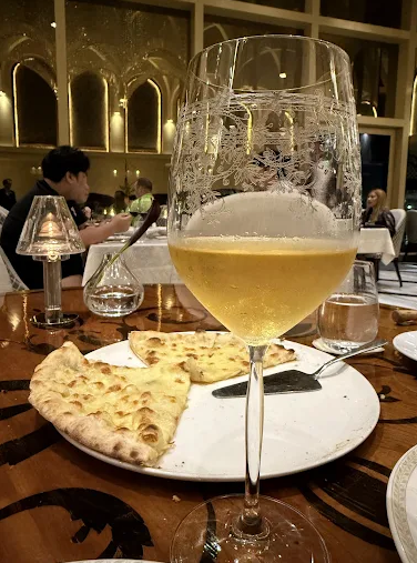 필리핀 마닐라 맛집 추천 라 피자 La Piazza 오카다 카지노 호텔 골드바 에이전시 라 피자에서 샴페인과 피자를 곁들인 디너