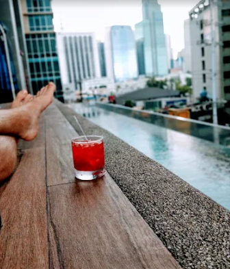 마카티스파 마카티마사지 마닐라 마카티 I'M 온센 스파 외부 수영장 위스키 맥주 소주 보드카