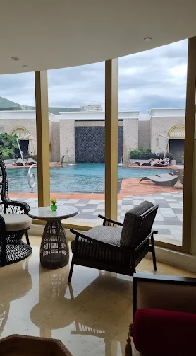 필리핀 마닐라 마사지 스파 더 리트리트 스파 The Retreat Spa 오카다 카지노 골드바 에이전시 오카다 카지노 스파 마사지 내부에서 바라본 야외 수영장 전경