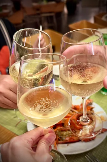 필리핀 마닐라 맛집 추천 프레쉬 Fresh 솔레어 카지노 골드바 에이전시 랍스터 무한 뷔페 프레쉬에서 주문한 고급 샴페인을 들고 건배하는 모습