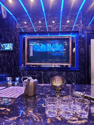 필리핀 마닐라 유흥정보 클럽 78 KTV 말라테 내부 테이블과 양주잔들 골드바 에이전시