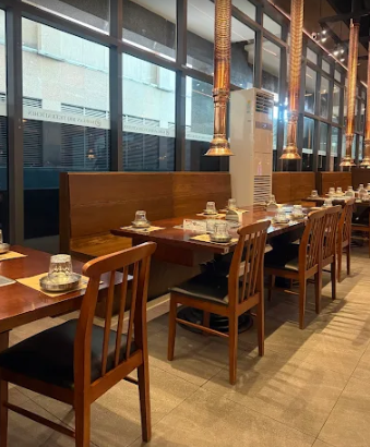 필리핀 마닐라 맛집 뉴포트 월드 리조트 타이거 키친 내부 테이블과 의자2