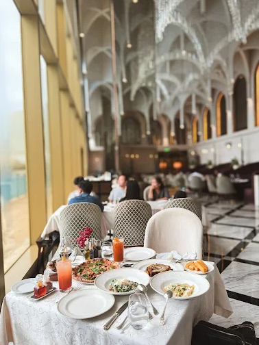 필리핀 마닐라 맛집 추천 라 피자 La Piazza 오카다 카지노 호텔 골드바 에이전시 내부에서 바라본 테이블과 고급스러운 인테리어 오카다 라피자