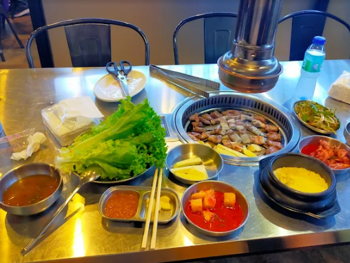 마닐라 말라테 24시간 식당 황소막창 삼겹살을 굽고있는 테이블