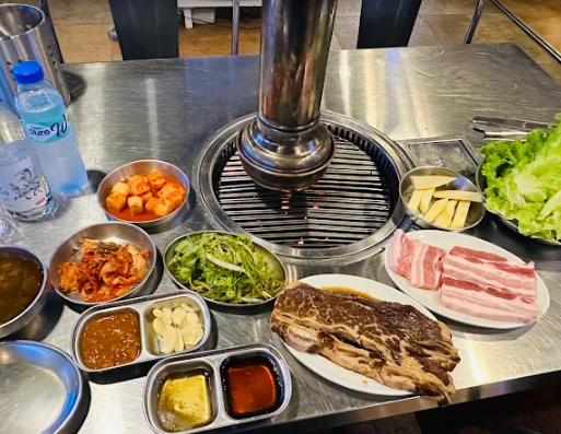 마닐라 말라테 24시간 식당 황소막창 기본 상차림