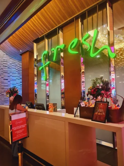 필리핀 마닐라 맛집 추천 프레쉬 Fresh 솔레어 카지노 골드바 에이전시 랍스터 무한 뷔페 친절한 직원과 입장하는 손님