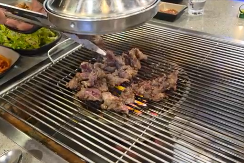 마닐라 말라테 24시간식당 통큰 정육식당 불판에서 고기를 굽는 이미지