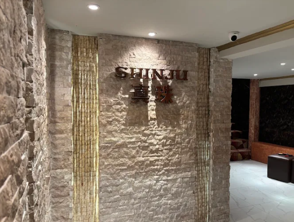 필리핀 마닐라 KTV PREMIER SHINJU East KTV  내부 중앙홀 간판 골드바 에이전시