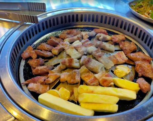 마닐라 말라테 24시간 식당 황소막창 삼겹살과 고구마구이