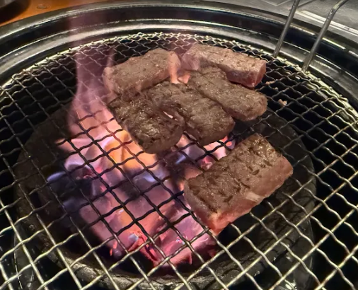 필리핀 마닐라 맛집 뉴포트 월드 리조트 타이거 키친 내부 고기 불판위에 올려져 있는 고기