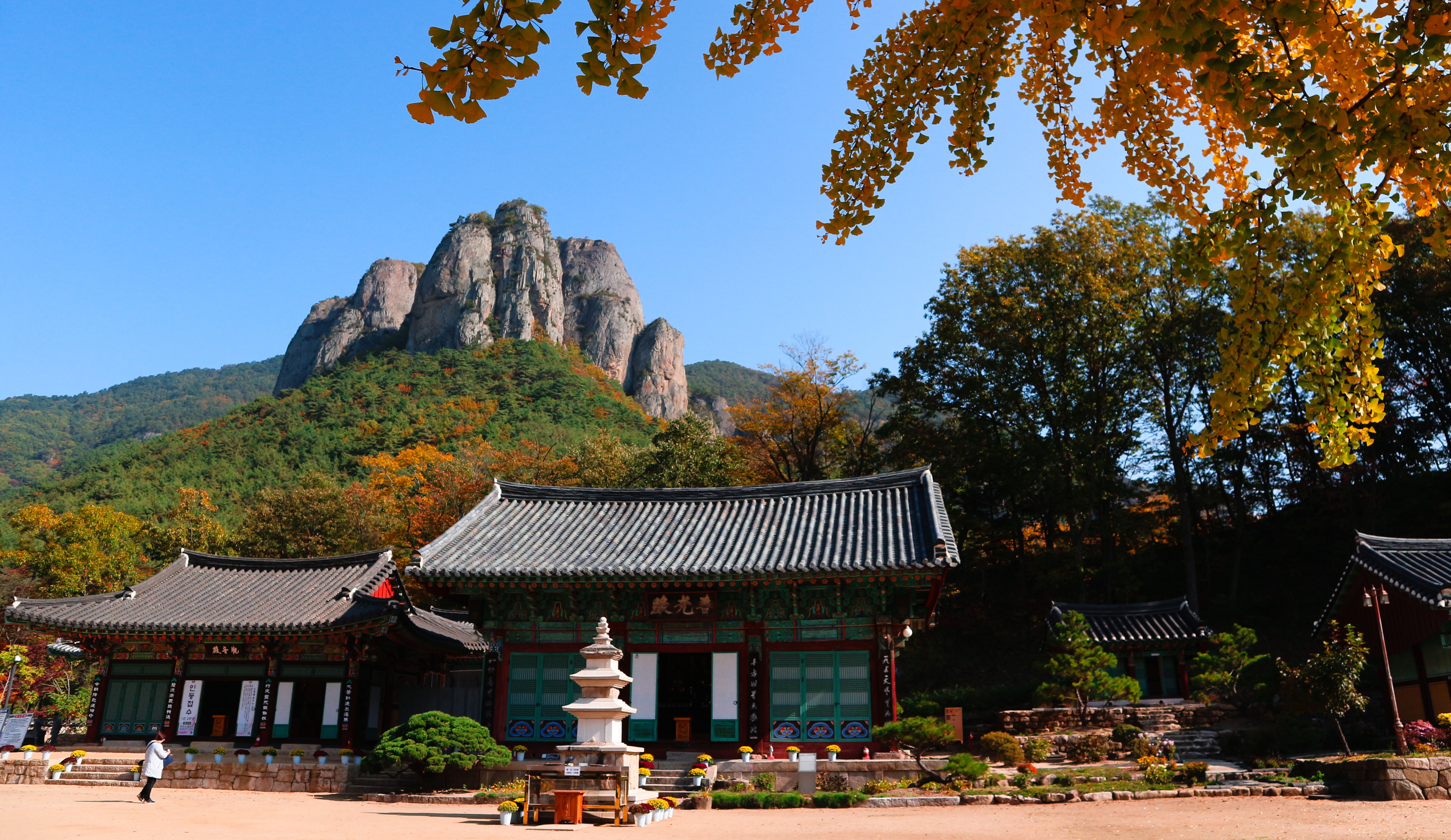 JuwangSan's Long Autumn Valley Trek to Crystal Lake