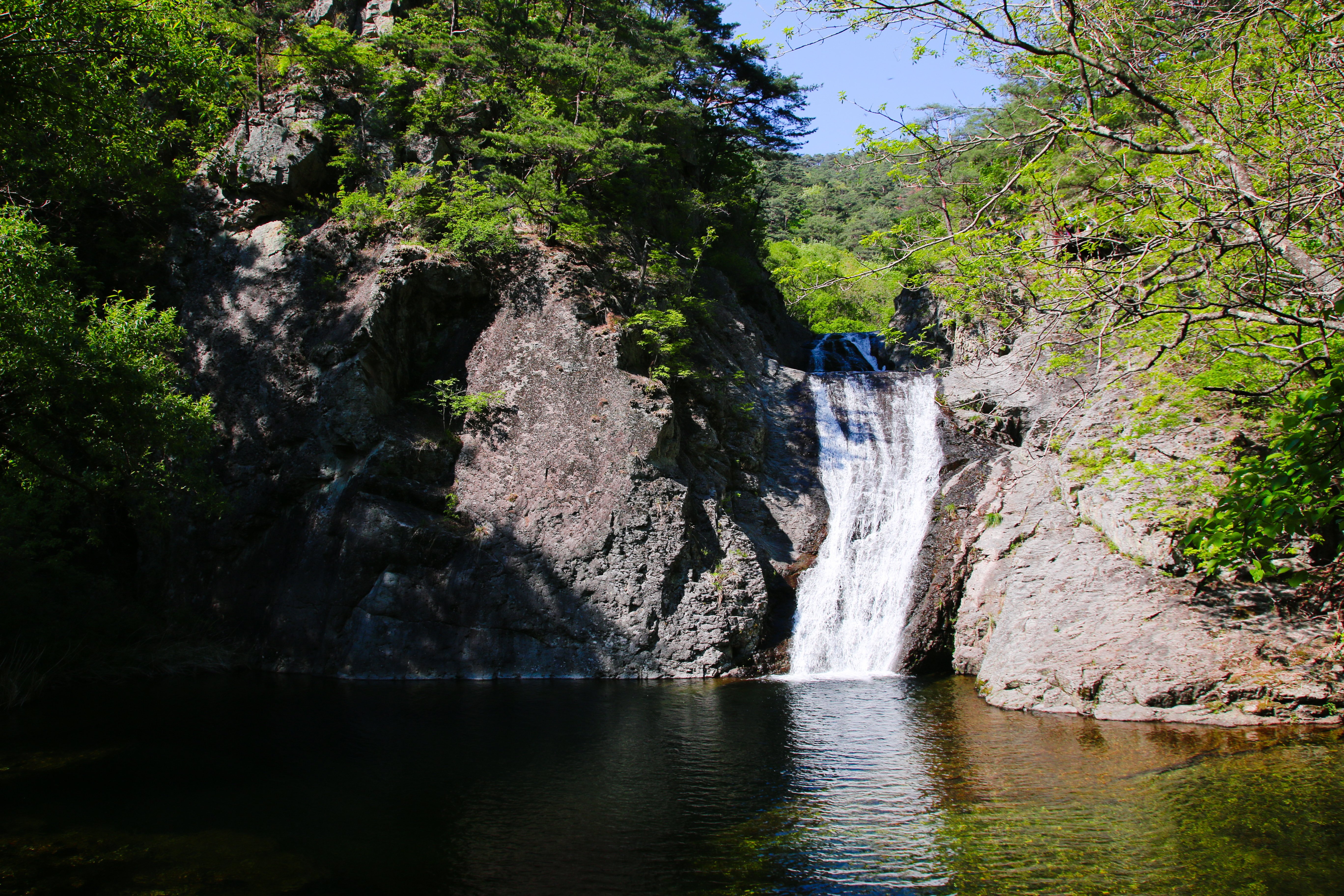 JuwangSan's Long Autumn Valley Trek to Crystal Lake