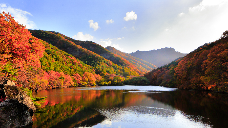 JuwangSan's Long Autumn Valley Trek to Crystal Lake