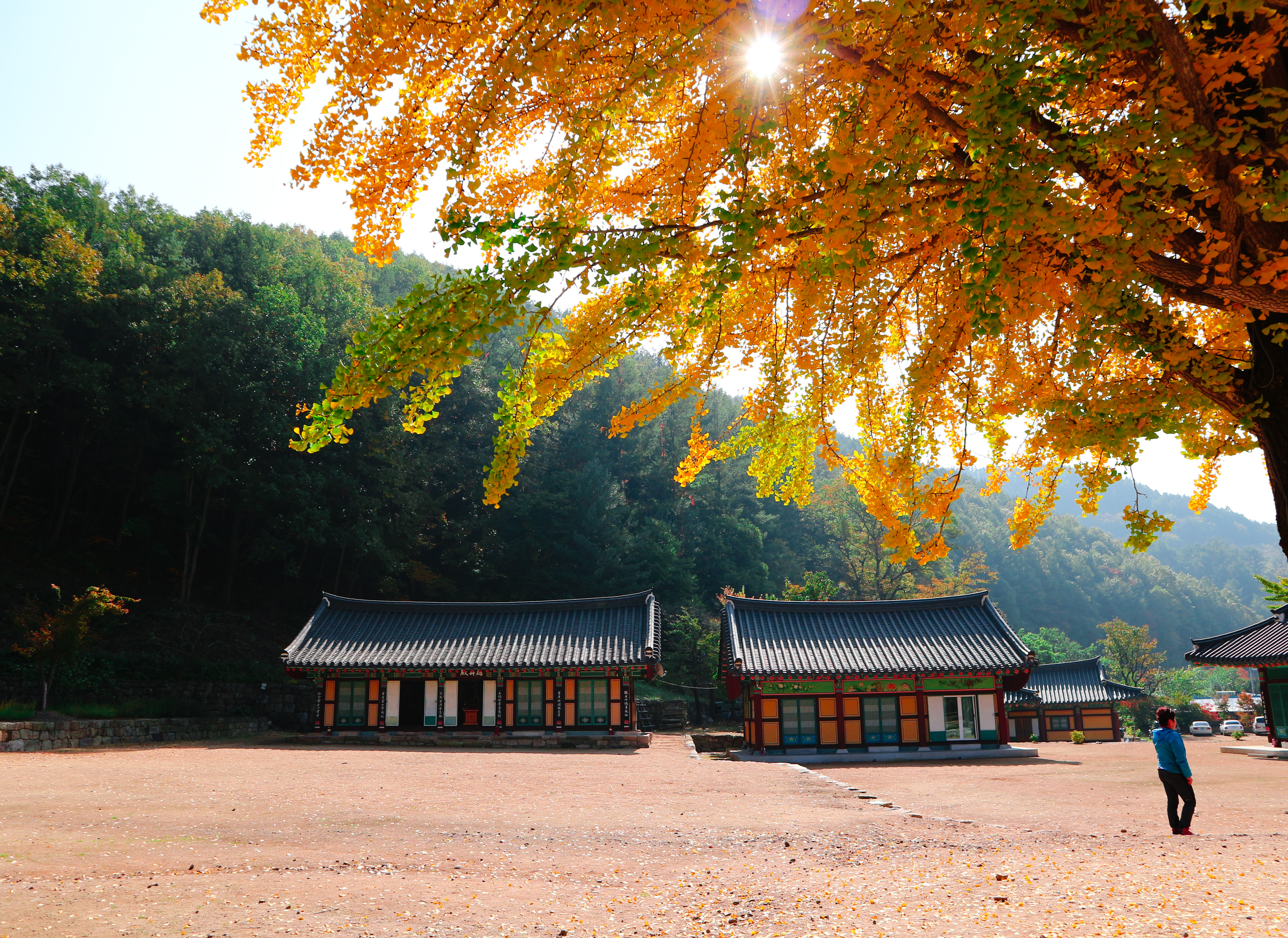 JuwangSan's Long Autumn Valley Trek to Crystal Lake