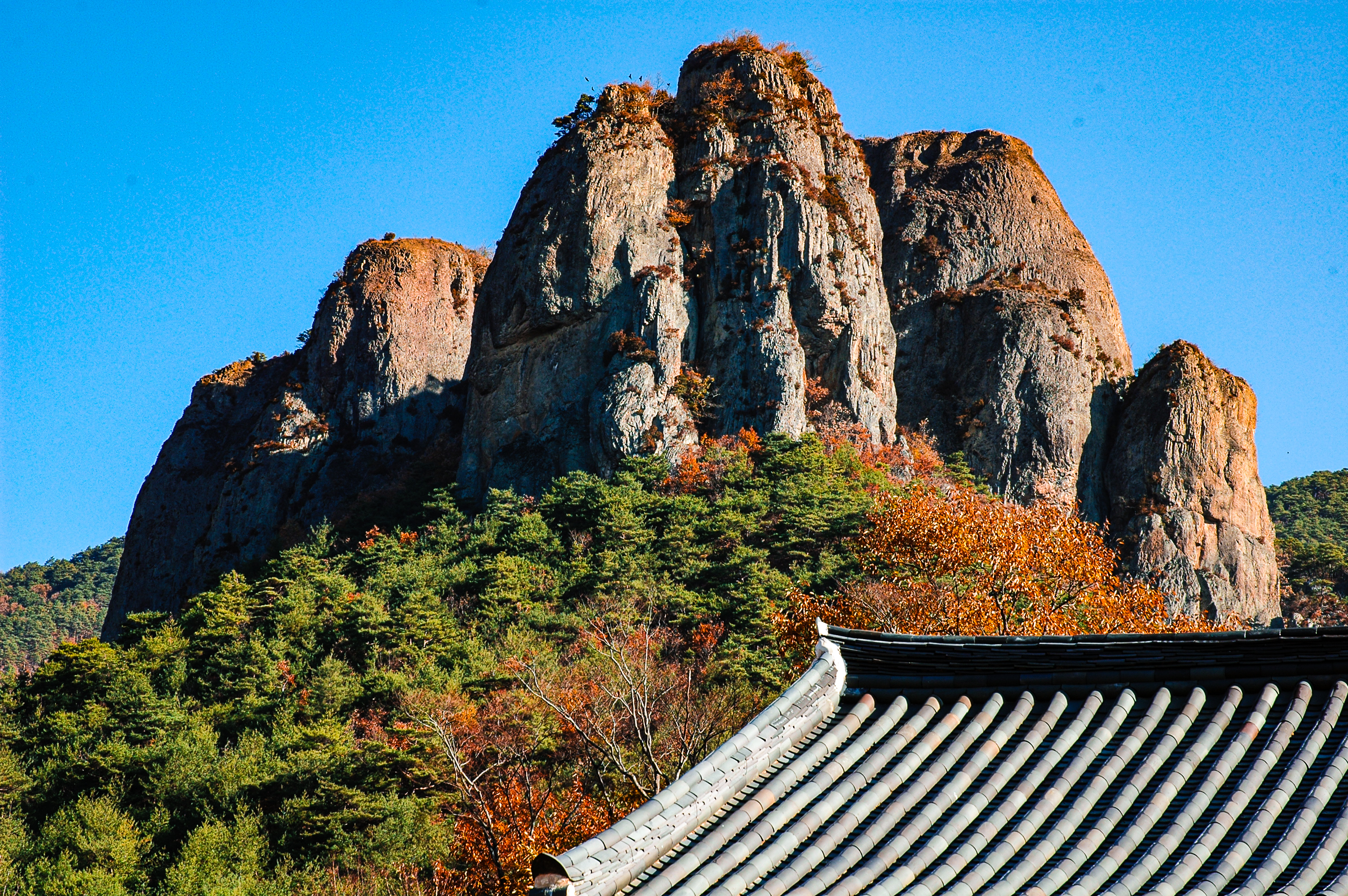 JuwangSan's Long Autumn Valley Trek to Crystal Lake