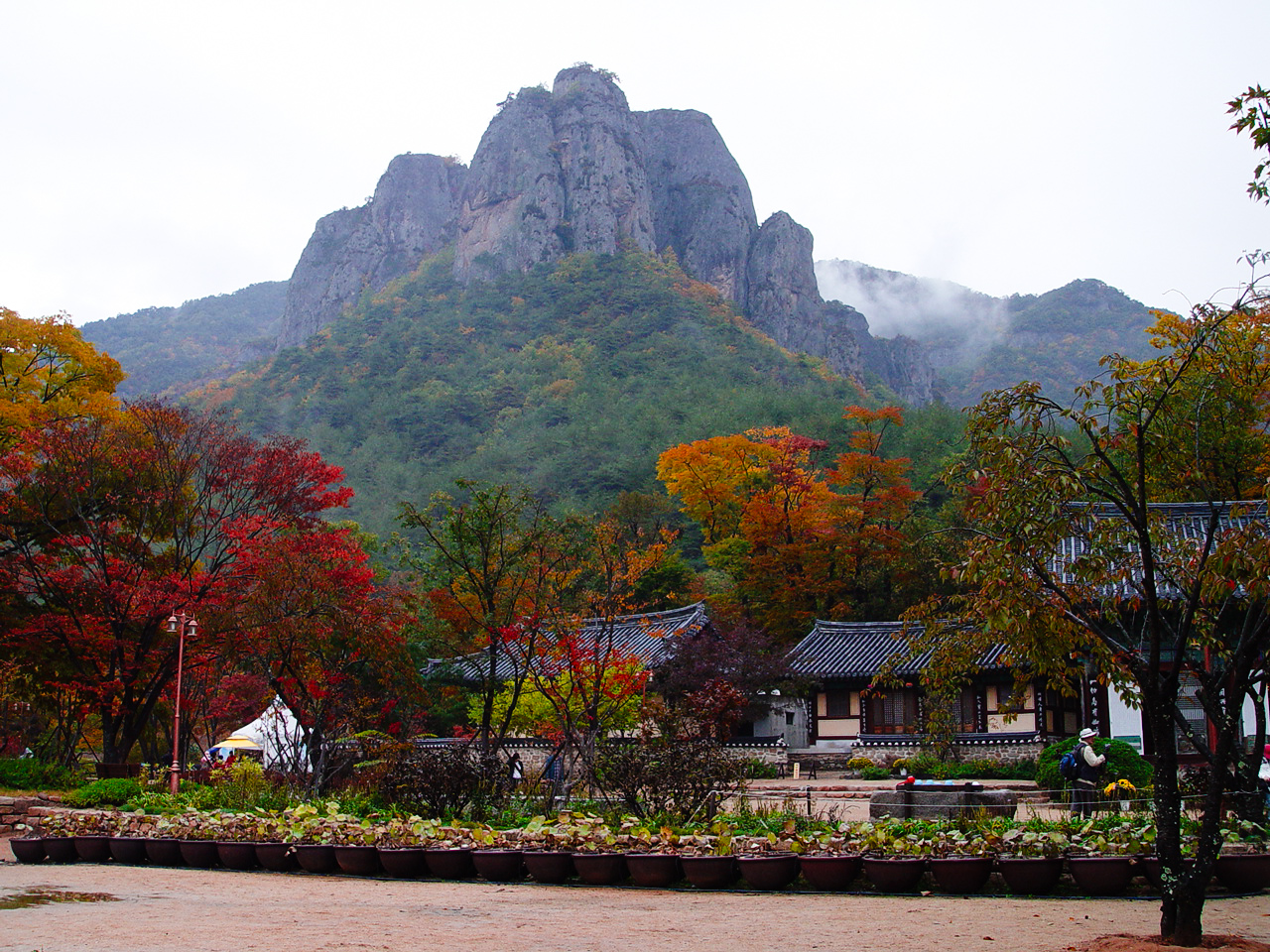 JuwangSan's Long Autumn Valley Trek to Crystal Lake