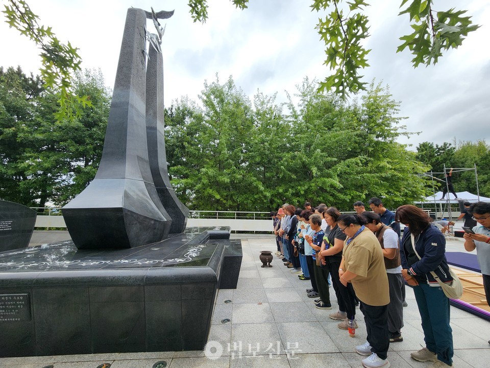 현장강의는 역사관 추모공원 추모탑 참배로 끝났다.[조계종 민추본]