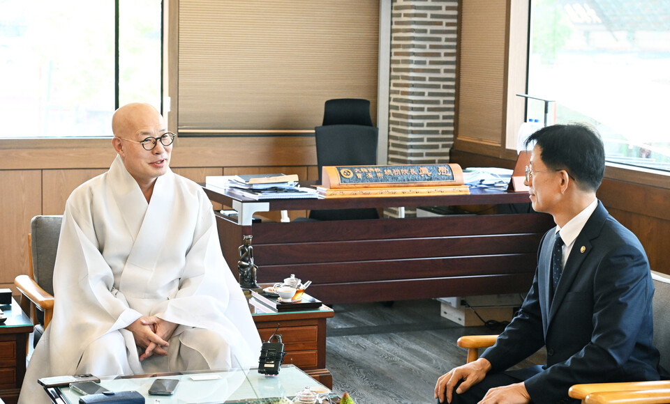 총무원장 진우스님은 남북교류가 재개될 수 있게 애써달라는 당부와 함께  “불교계는 금강산 신계사 복원을 하고, 불자들이 금강산 관광도 많이 참여해 활발하게 교류해 온 역사가 있다”며 “단절된 남북 관계를 되살리는 데 불교가 역할을 할 수 있을 것”이라고 말했다.