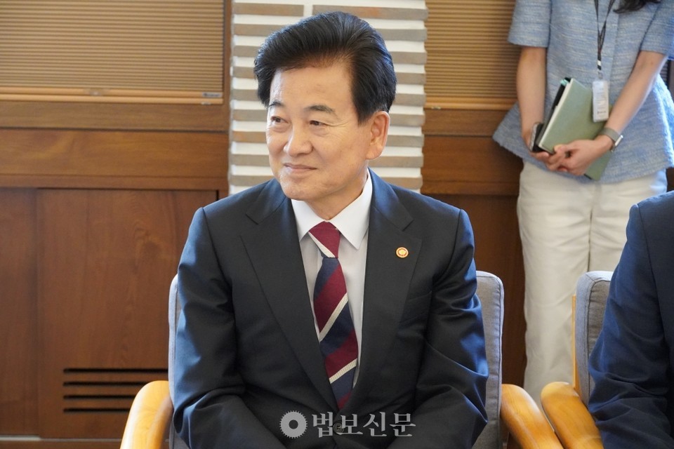 정 장관은 노무현 정부 시절 신계사 복원과 남북 불교교류를 지원했던 경험을 언급하며 “신계사를 복원했던 일이 20년이나 지났음에도 관계에는 진전이 없고 뒷걸음질 쳤다”며 “남북관계 회복을 위해 불교계에서 큰 역할을 해주길 부탁드린다”고 말했다.