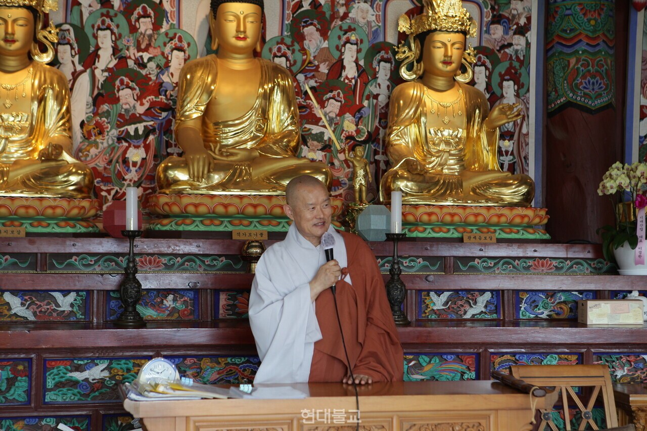 민추본 부산·경남본부장 정관 스님이 법문을 하고 있다.
