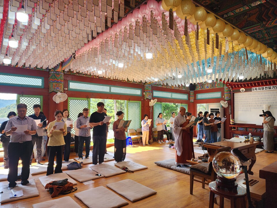 민추본이 9월27일부터 28일까지 부산에서 ‘제5차 평화통일도량 순례’를 진행했다. 원오사에서 평화통일발원문을 낭독하는 사부대중.