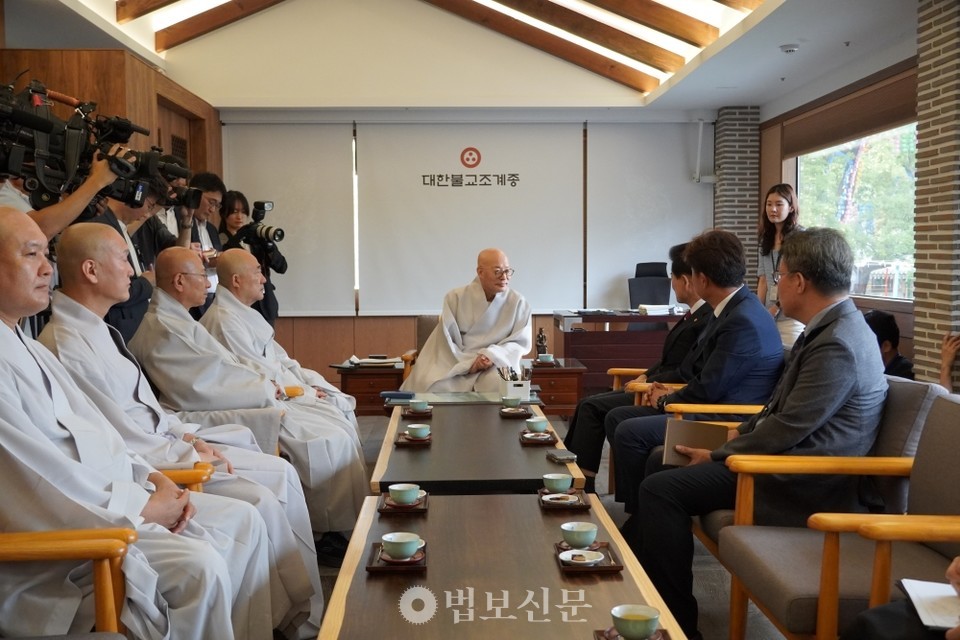 정 장관은 “불교계가 강조하는 자리이타와 화쟁의 정신은 남북이 대립을 넘어 상생으로 나아가는 데 큰 지혜가 될 것”이라며 “불교계 중심으로 남북교류협력이 재개되길 기대한다”고 밝혔다.