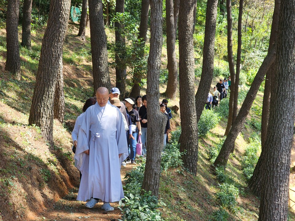 원오사 내 명상길 포행을 시작으로 이번 순례 일정을 시작했다.