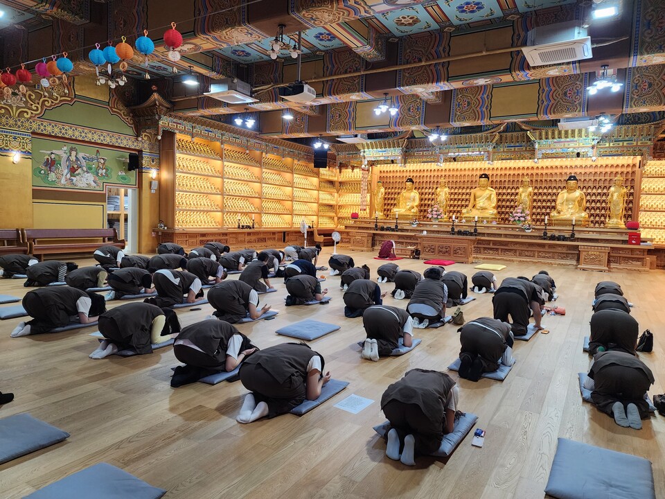 내원정사에서 템플스테이를 했다. 저녁예불, 요가명상, 대화 등을 통해 참된 나를 찾고 이번 순례 일정의 의미를 되새겨보는 시간을 가졌다.