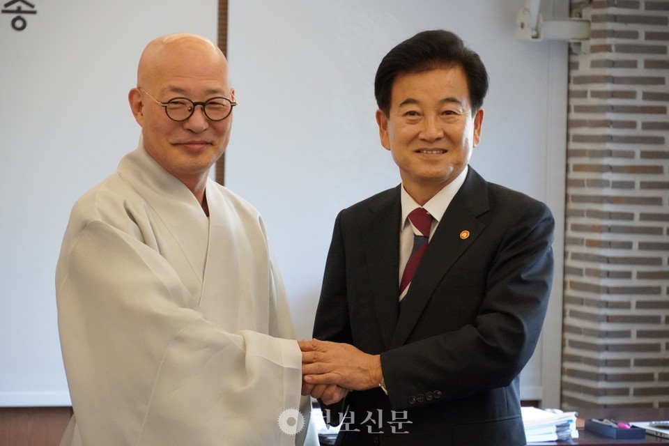조계종 총무원장 진우 스님이 정동영 통일부장관에게 남북교류 재개와 평화 정착을 위해 불교계가 중심적인 역할을 해야한다고 강조했다.