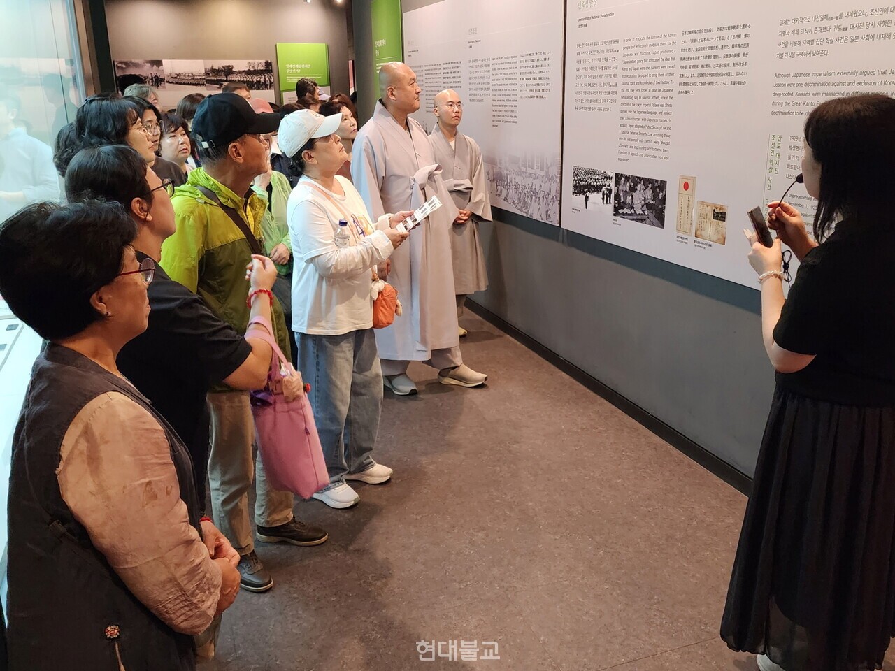 국립일제강제동원역사관을 방문해 설명을 듣고 있다.