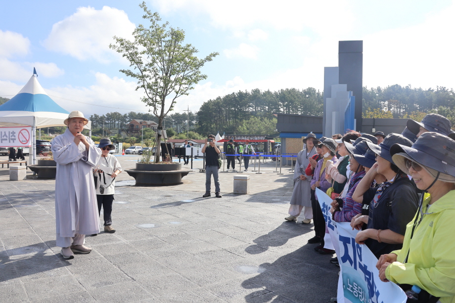 민추본 사무총장 덕유스님이 인사말을 하고 있다.