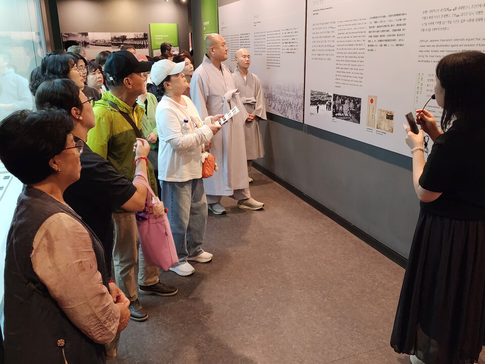국립일제강제동원 역사관을 관람하는 민추본.