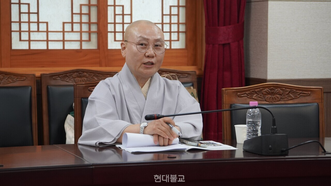 토론에 참여한 민추본 집행위원회원 지현 스님.