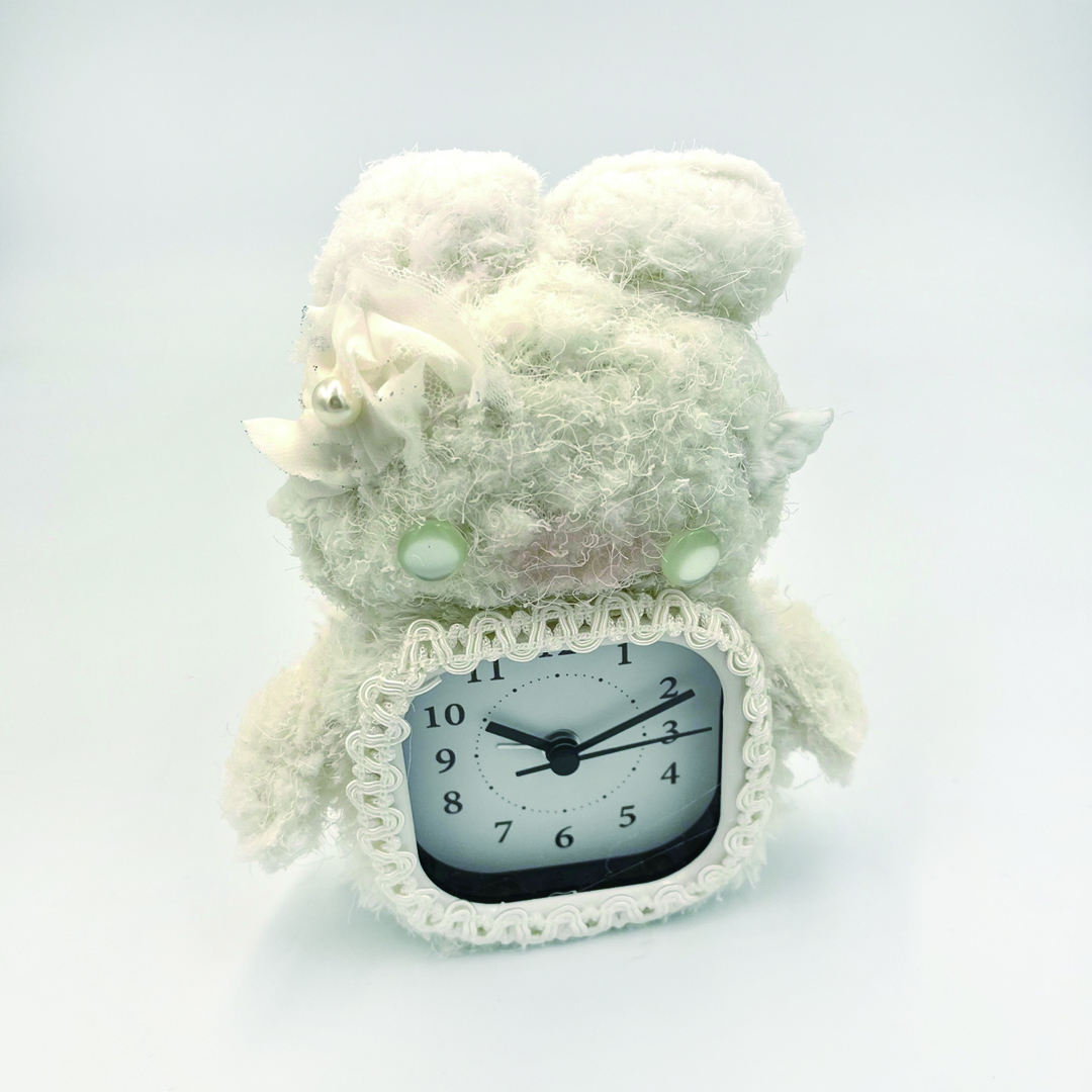 Green eyes Momo clock