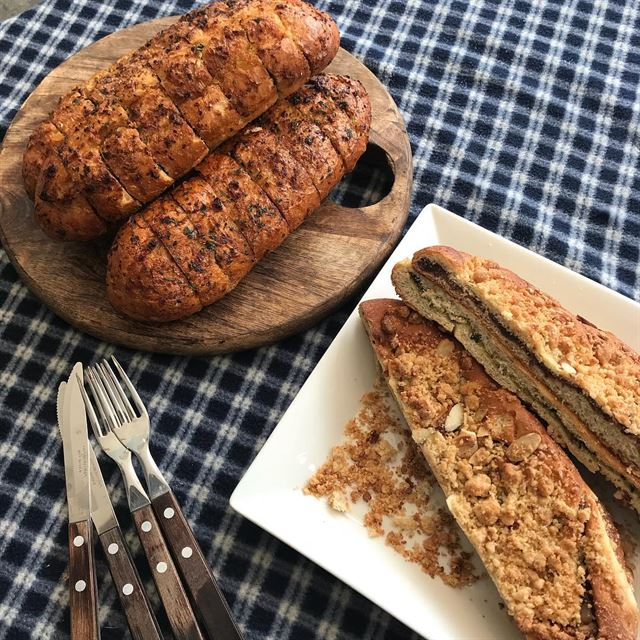 더브레드블루의 갈릭 바게트(왼쪽)와 맘모스