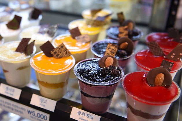 서울 홍익대학교 인근에 있는 비건(Vegan) 빵집 '더브레드블루'. 이곳에서는 빵을 만들 때 우유, 계란, 버터를 사용하지 않는다. / 사진= 변성현 한경닷컴 기자