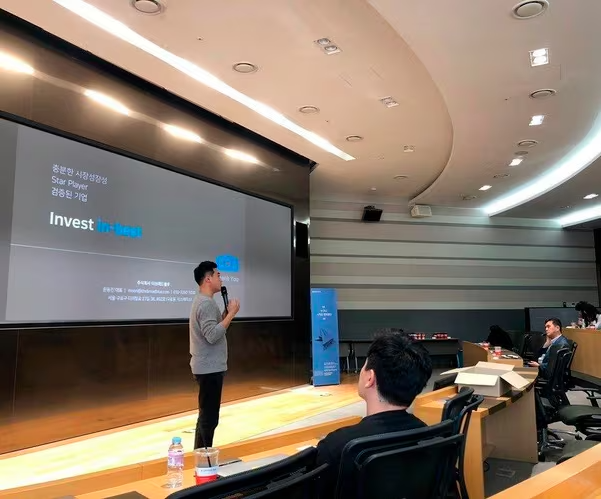 문동진 더브레드블루 대표가 투자자들 앞에서 프레젠테이션을 하고 있다