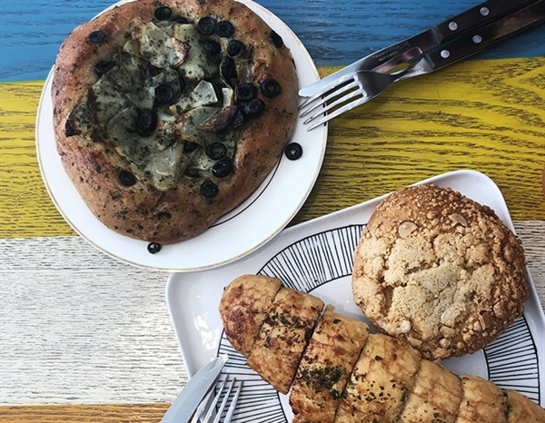 ‘더브레드블루’ 좌측 상단 감자 포카치아와 우측 하단 갈릭브레드