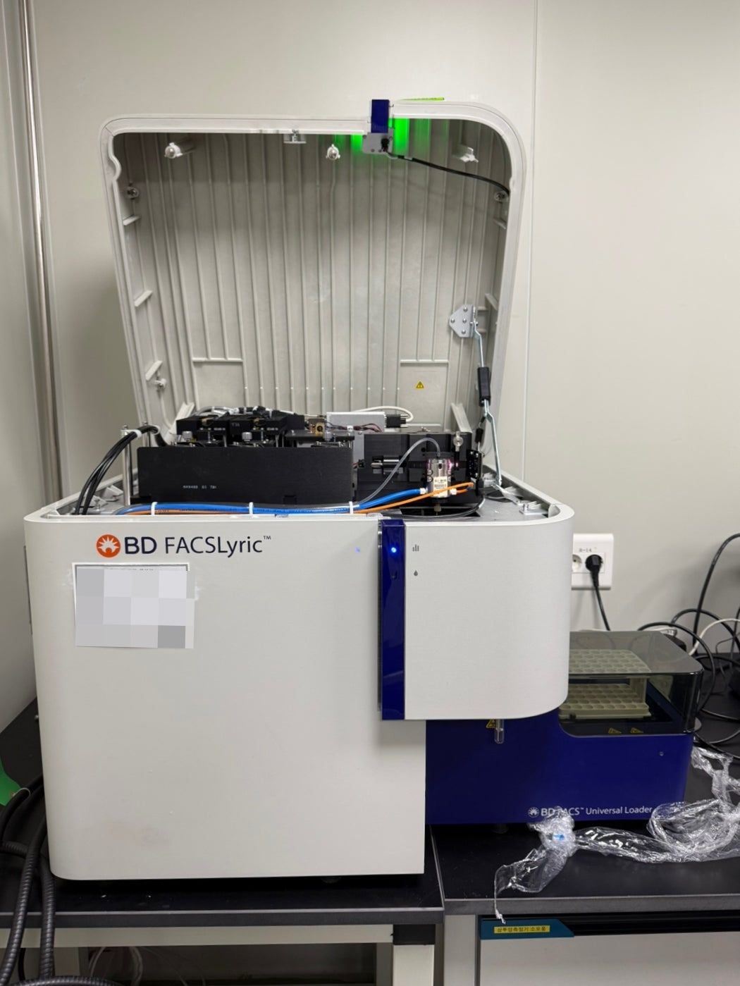 BD FACS Lyric 3Laser 8color