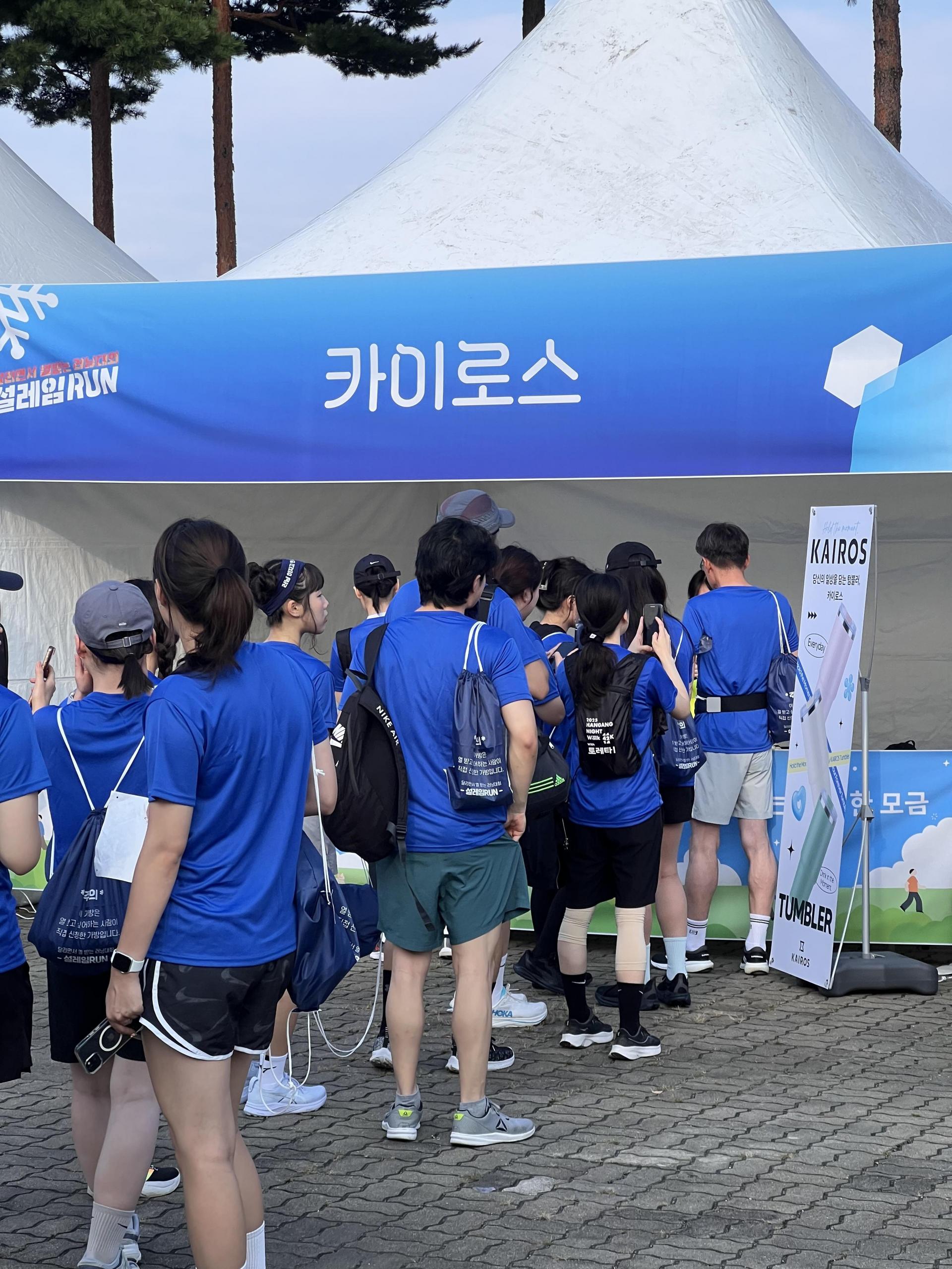 여름 야외 행사에서 넥쿨러와 보냉 텀블러 굿즈를 사용하는 모습, 여름 굿즈 추천
