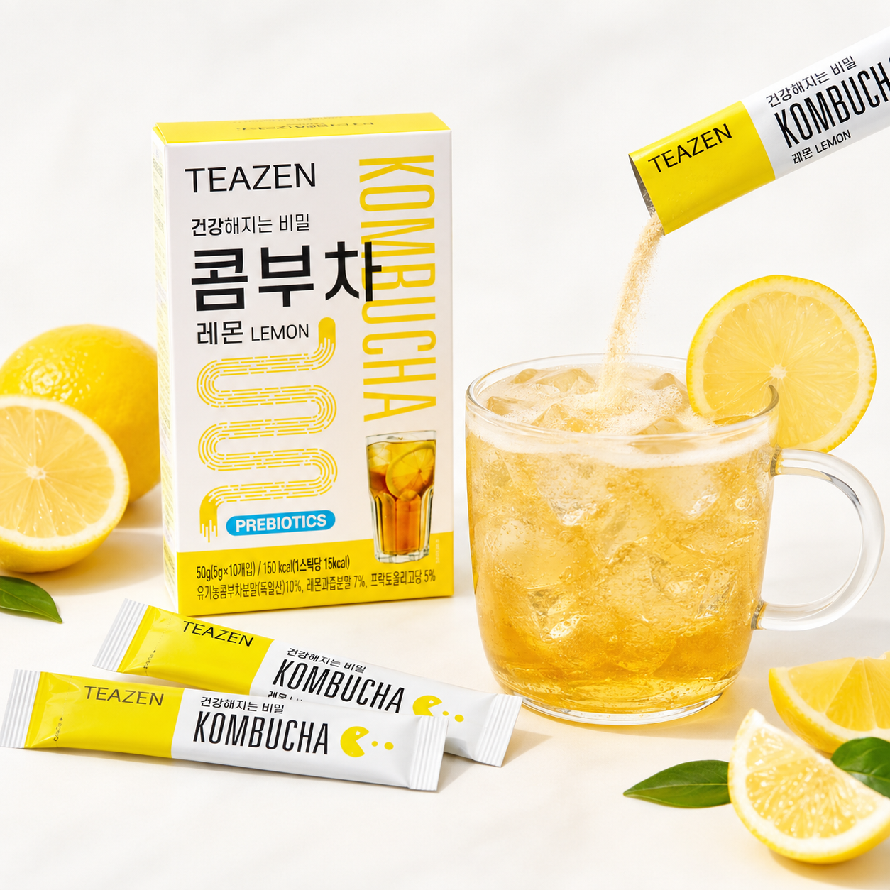 얼음이 담긴 유리잔에 콤부차를 담고있는 모습
