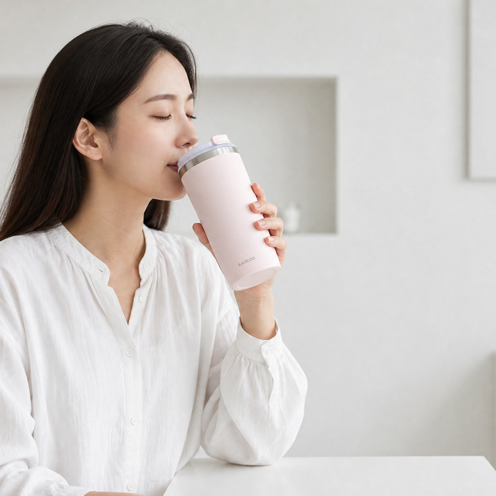 창가에서 텀블러를 손에 쥔 일상의 한 장면 — 출근 전 잠깐의 여유