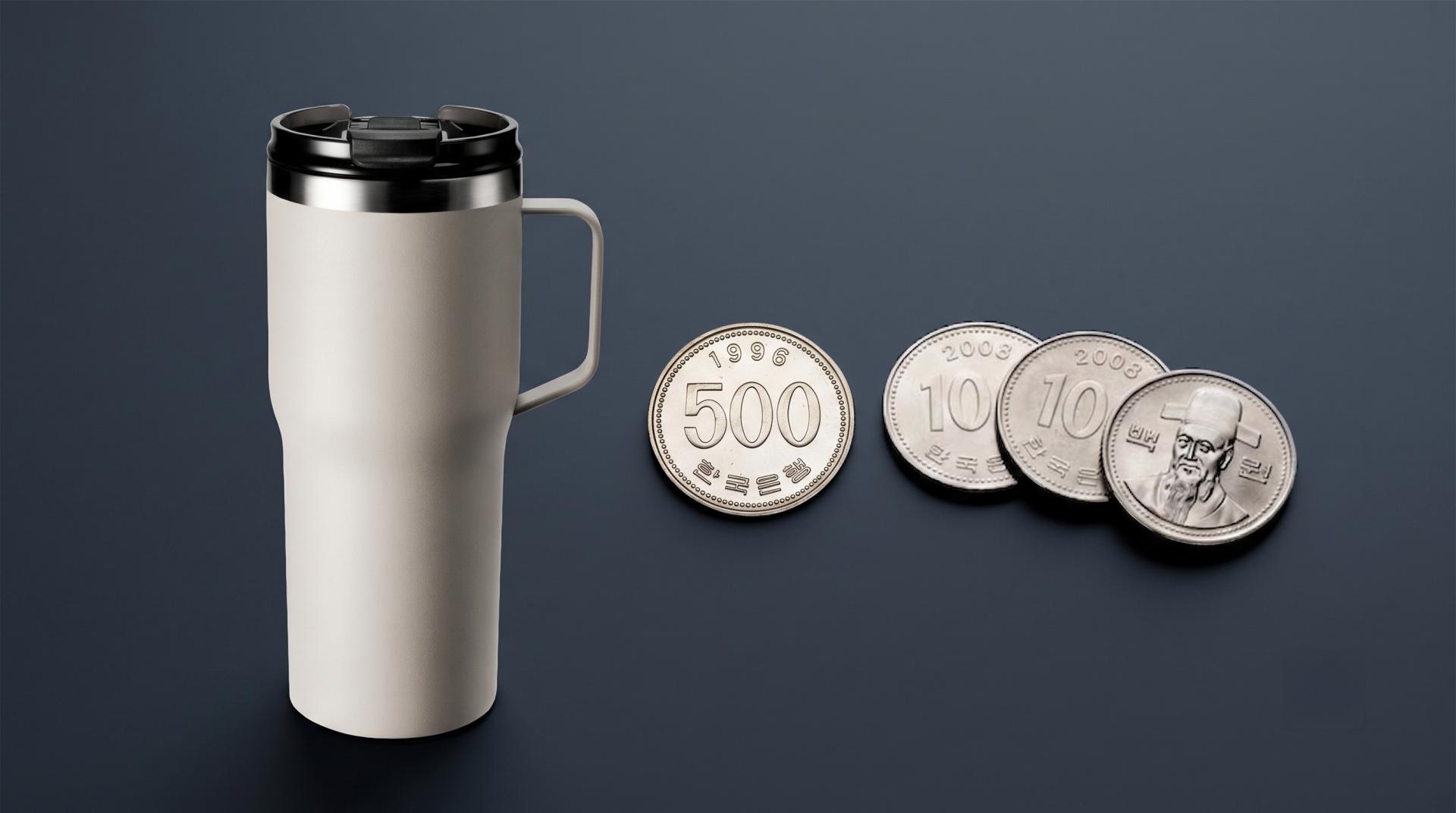 텀블러 하나와 800원이 같이 있는 모습