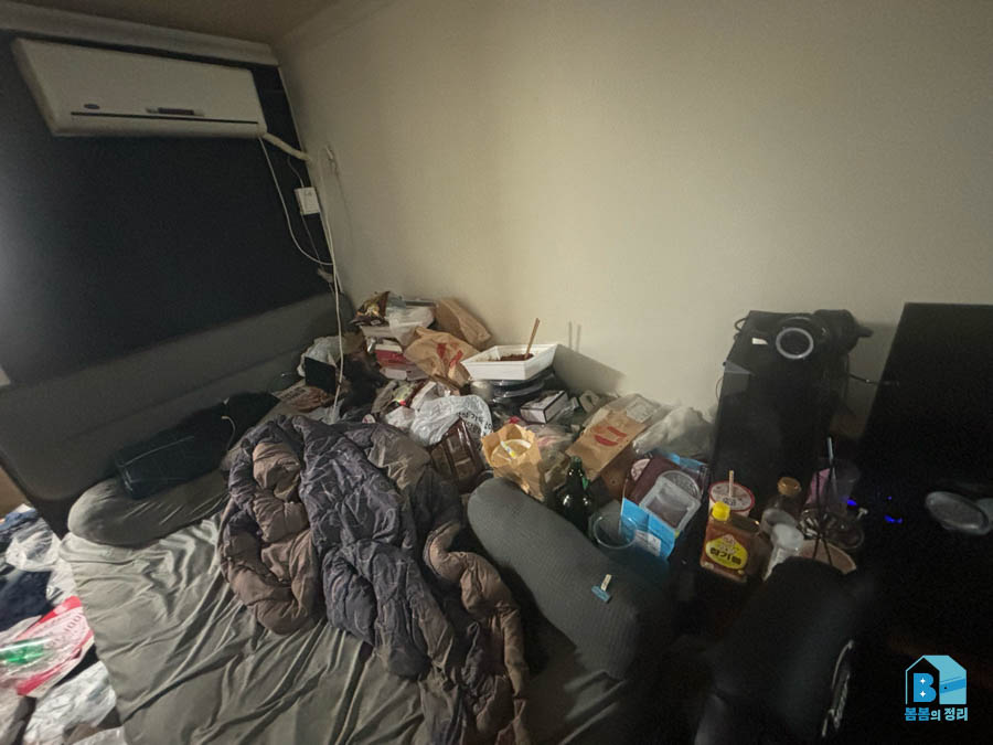 오산시 쓰레기집 청소 침대 주변 배달음식 쓰레기 적치 모습