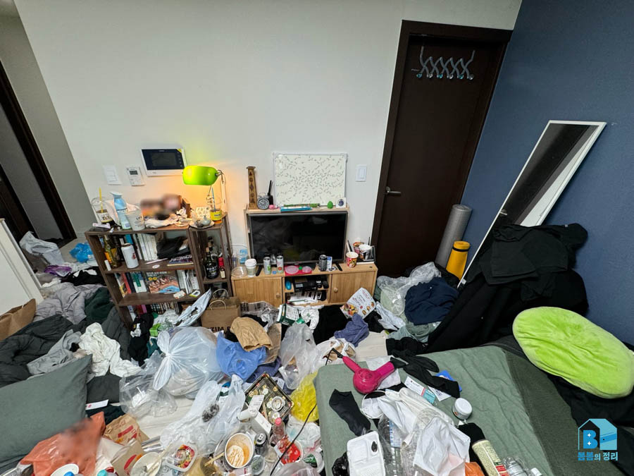 서대문구 홍제동 쓰레기집 생활쓰레기와 옷가지가 뒤엉킨 방 정리 전
